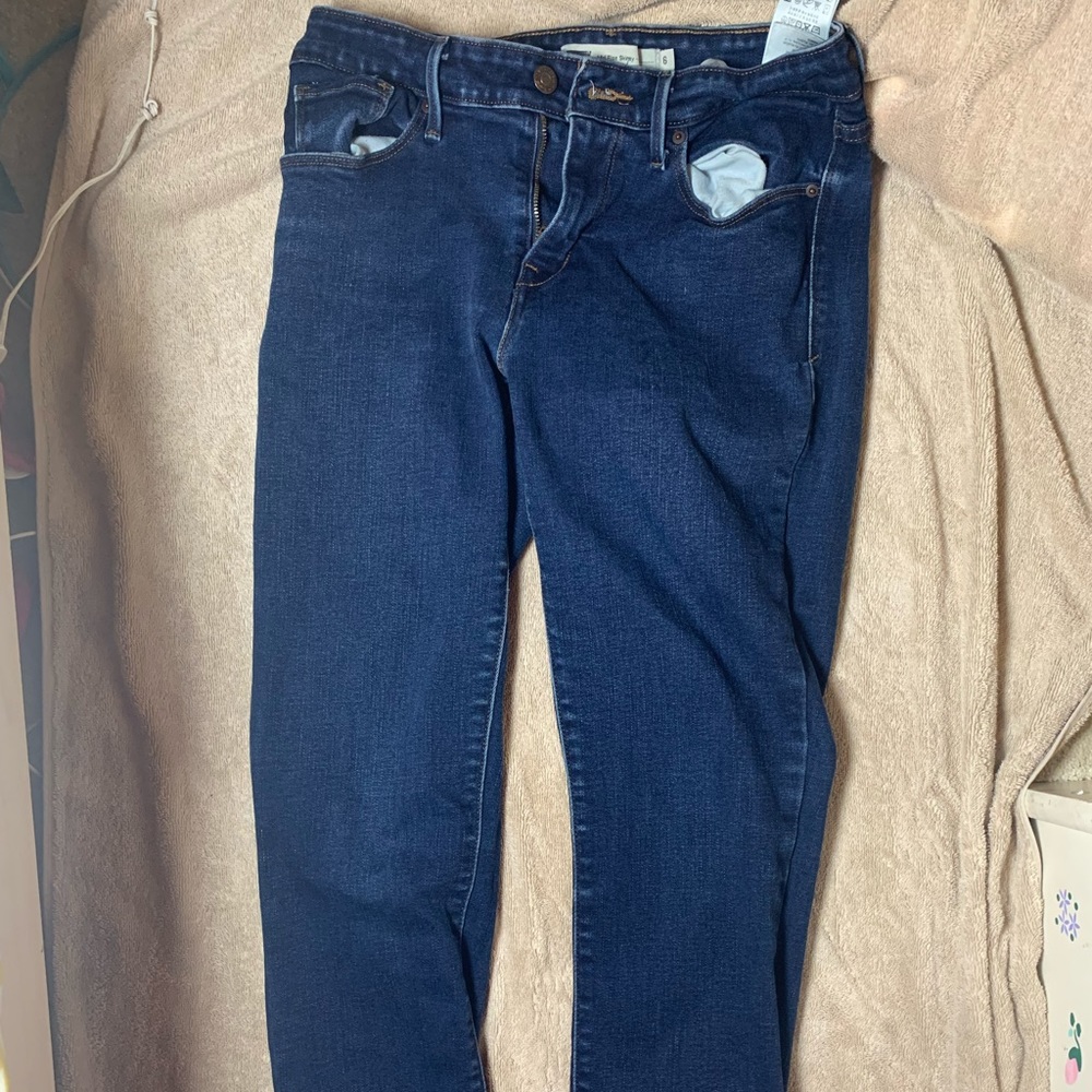 Mid-rise skinny jeans from Levi.